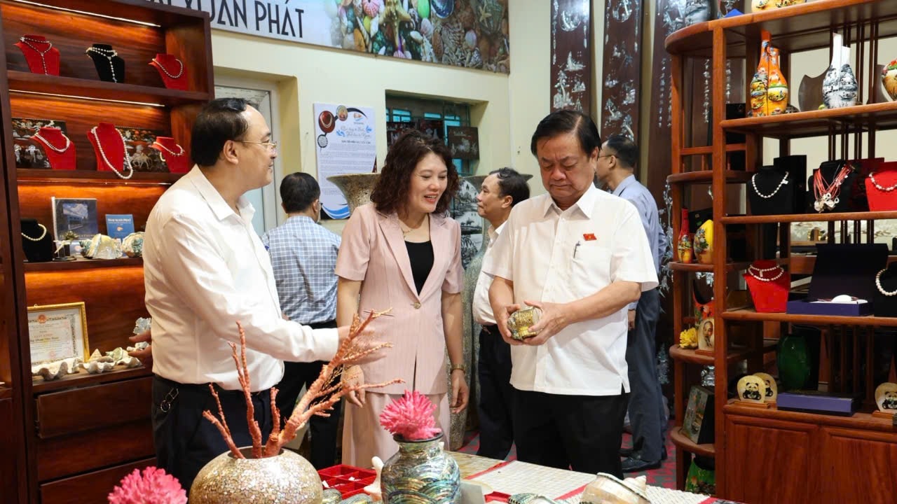 Giữ gìn 'hồn cốt' của làng nghề khảm trai Chuyên Mỹ