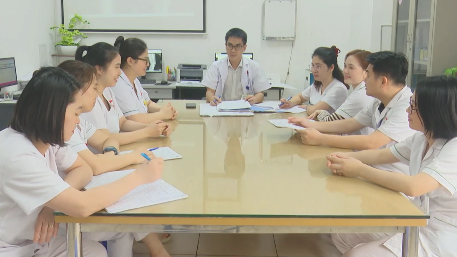 Thầy thuốc trẻ đưa dịch vụ y tế chất lượng gần dân