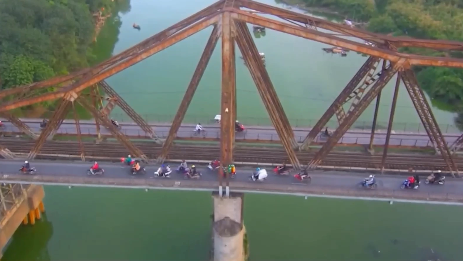 Cấm xe máy, xe đạp qua cầu Long Biên hai tháng