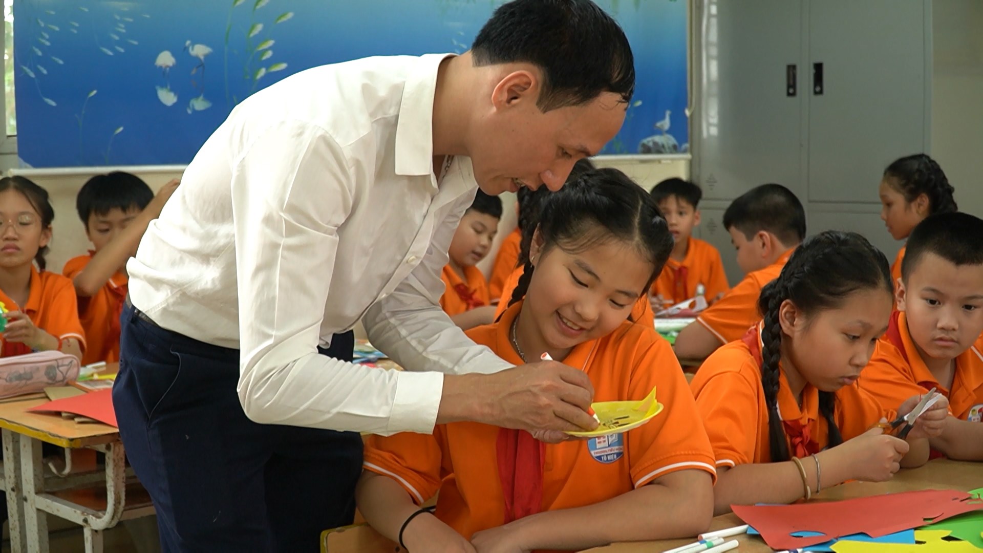 Thầy giáo dạy học sinh biến rác thành tác phẩm nghệ thuật