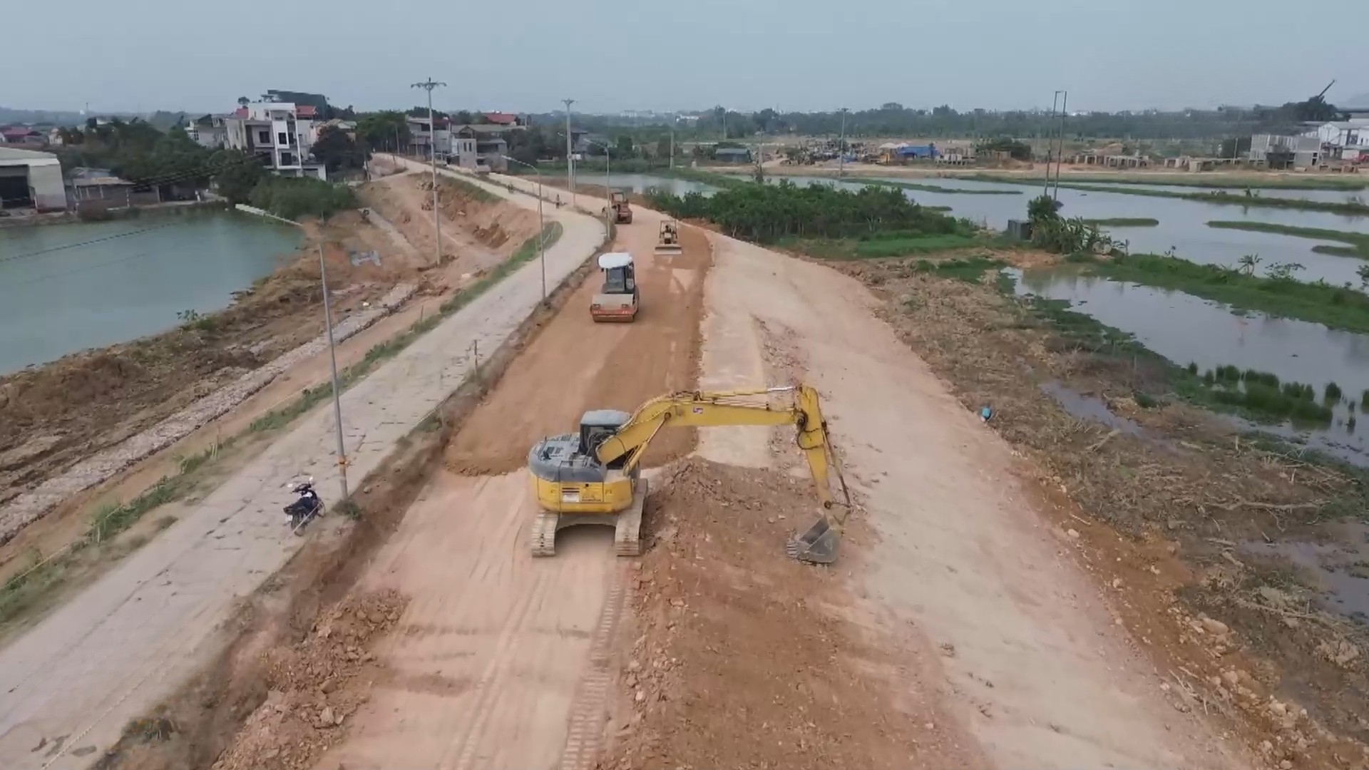 Xã Kiều Phú cải tạo đê tả sông Tích để đảm bảo ATGT