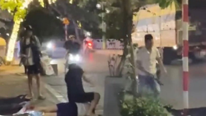 Bắt khẩn cấp 2 đối tượng hành hung thiếu niên trên đường Nguyễn Khang