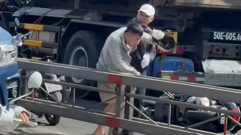 Công an xác minh clip hai người đánh nhau giữa đường