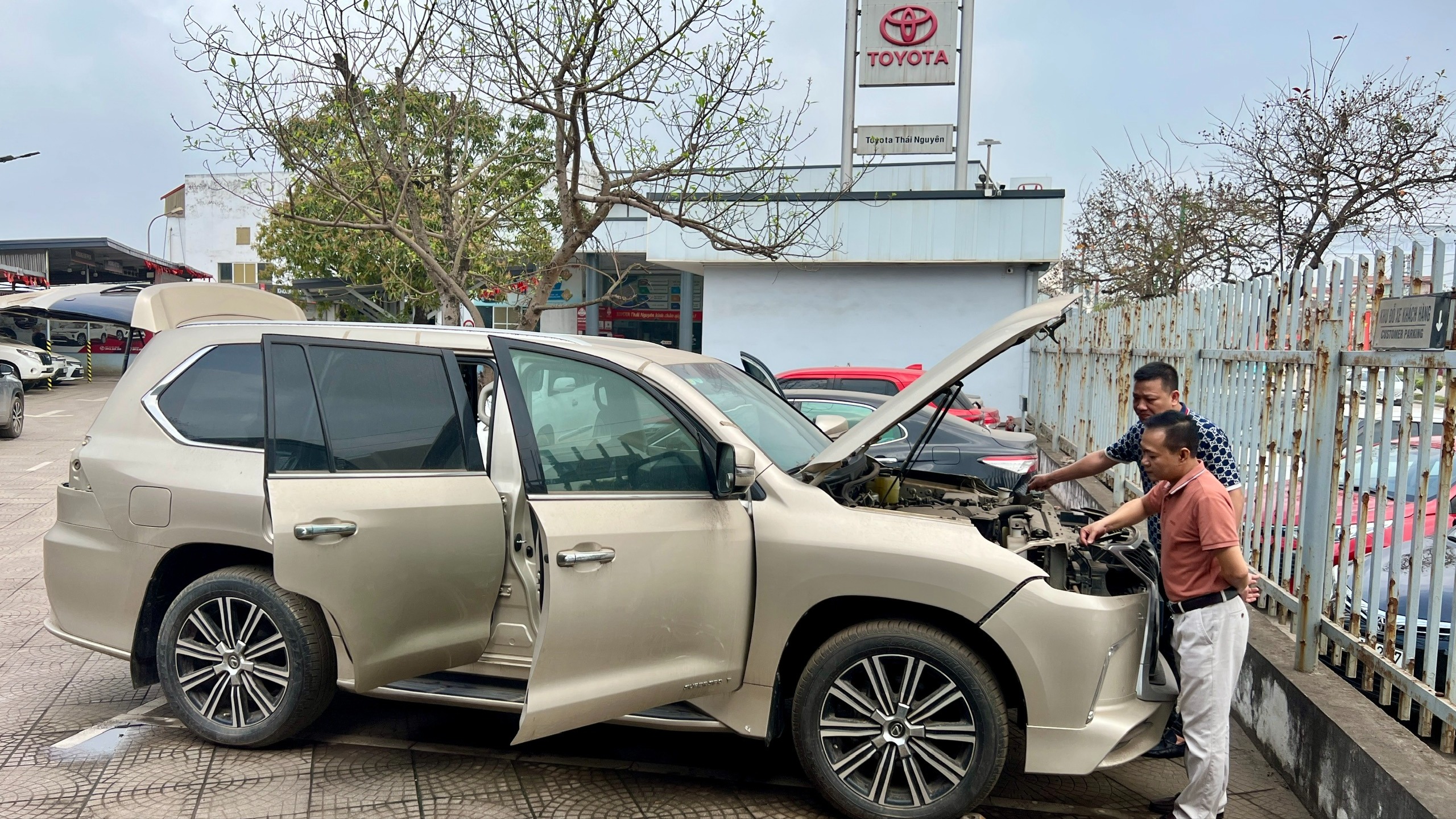 Xe ngập nước 'đắp chiếu' 5 tháng vì bảo hiểm