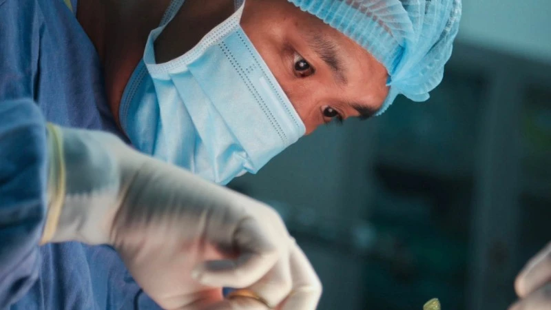 Ghép thận tự thân cứu sống người bệnh đa chấn thương nặng