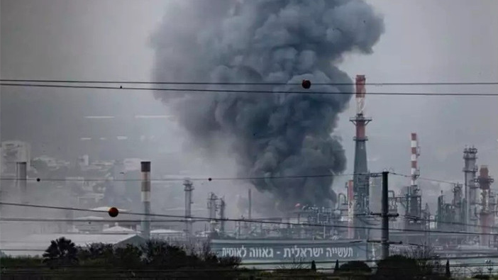 Iran phóng tên lửa trúng khu công nghiệp hóa chất Israel