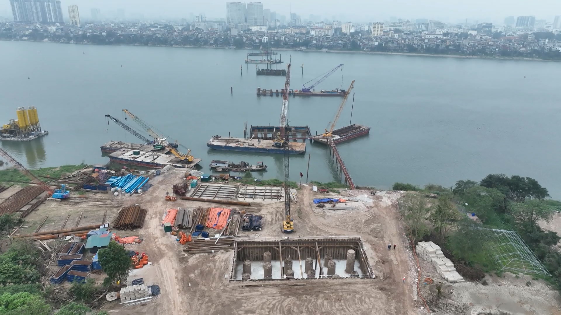 Thành phố yêu cầu đẩy nhanh tiến độ GPMB ba cầu vượt sông Hồng