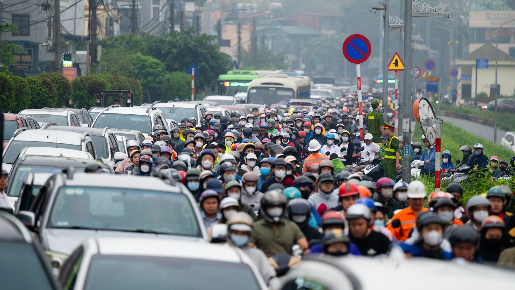 Ùn tắc giao thông sau khi cấm xe qua cầu Long Biên