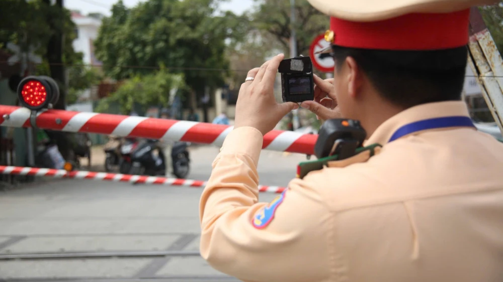 Phát hiện vi phạm giao thông qua đo khí thải và khói