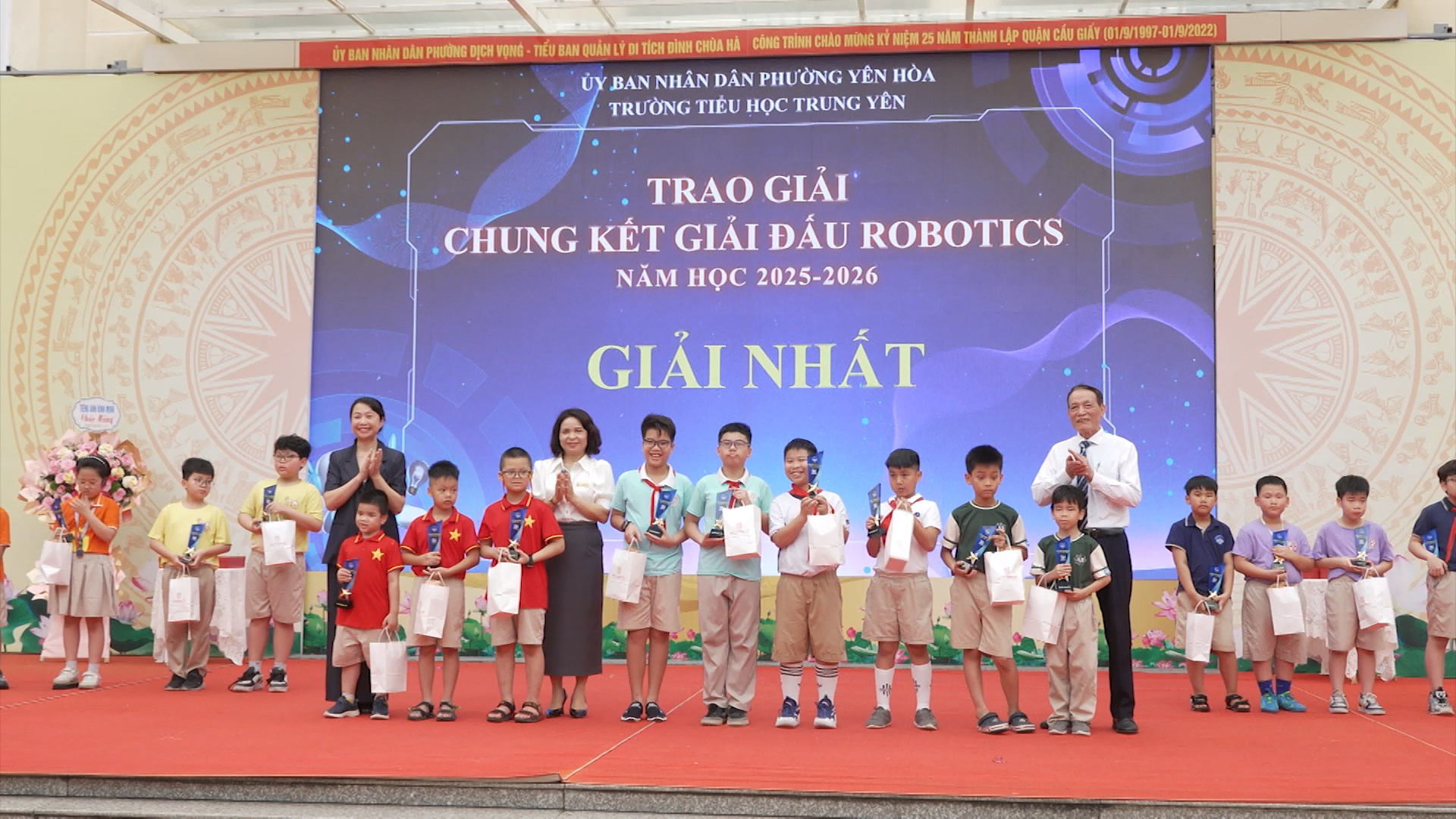 Sôi động ngày hội AI, STEM, Robotics tại Trường Tiểu học Trung Yên