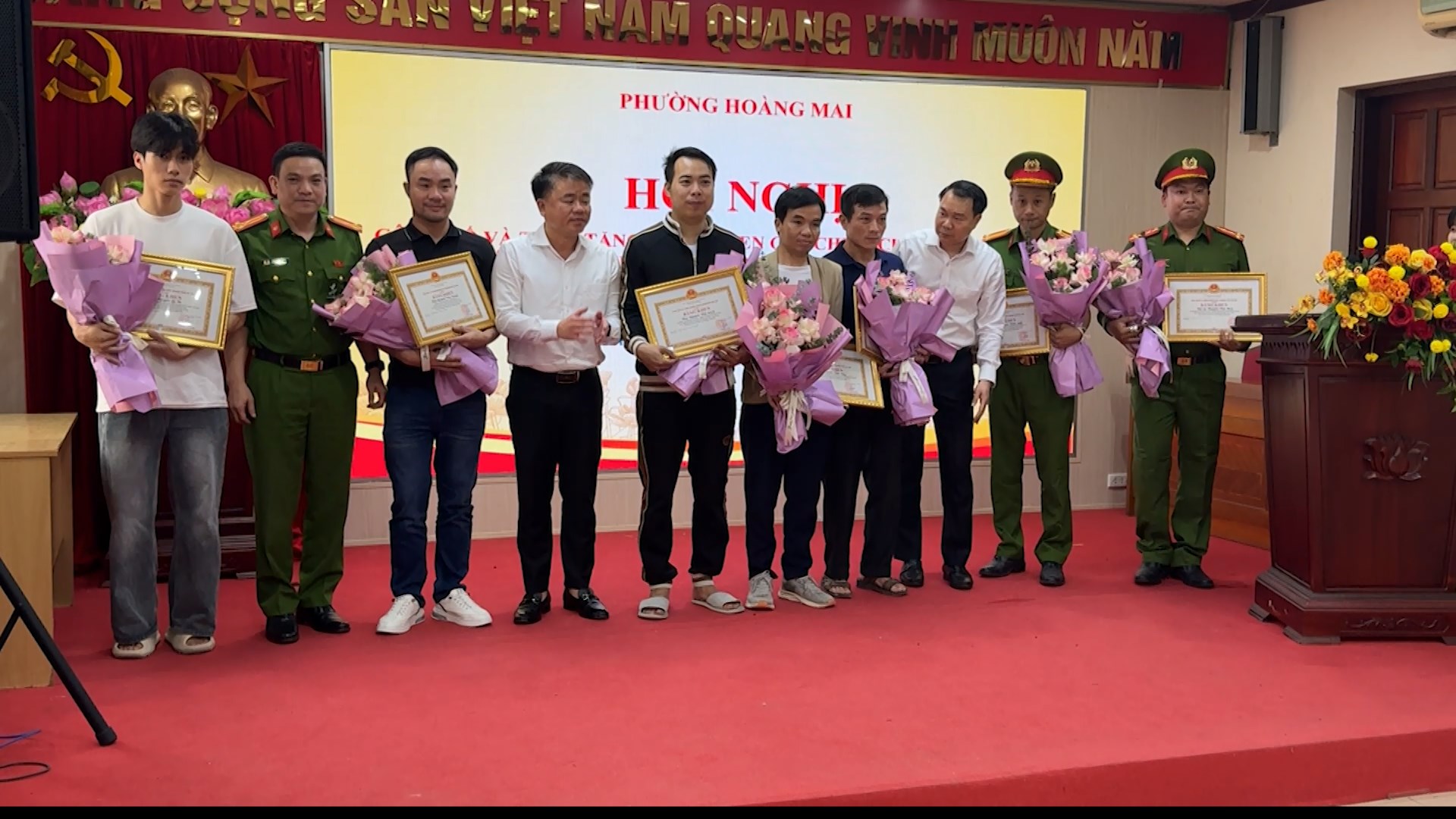 Khen thưởng các cá nhân cứu người trong vụ cháy tại 218 Lĩnh Nam