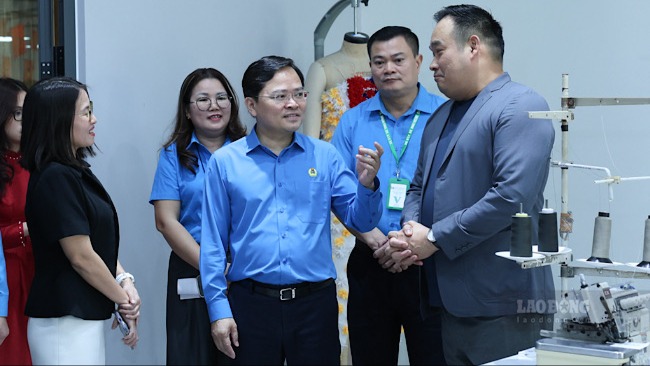 Chủ tịch Tổng Liên đoàn Lao động Việt Nam thăm, tặng quà công nhân Hà Nội