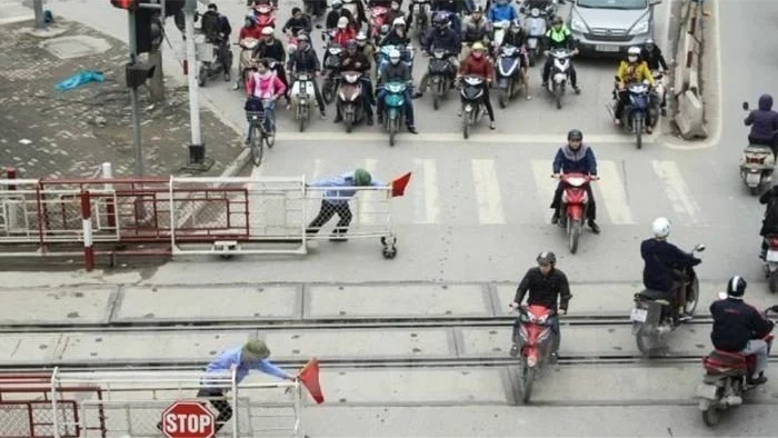 Mức phạt xe máy, ô tô vượt rào chắn đường sắt tăng gấp 4-6 lần