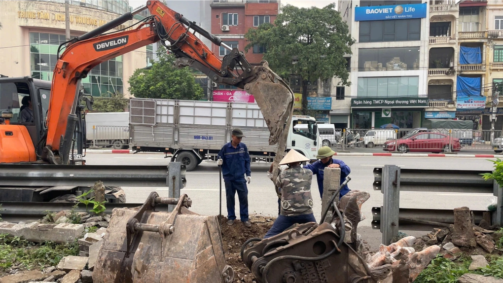 Hà Nội đóng hàng chục lối đi tự mở qua đường sắt Bắc – Nam