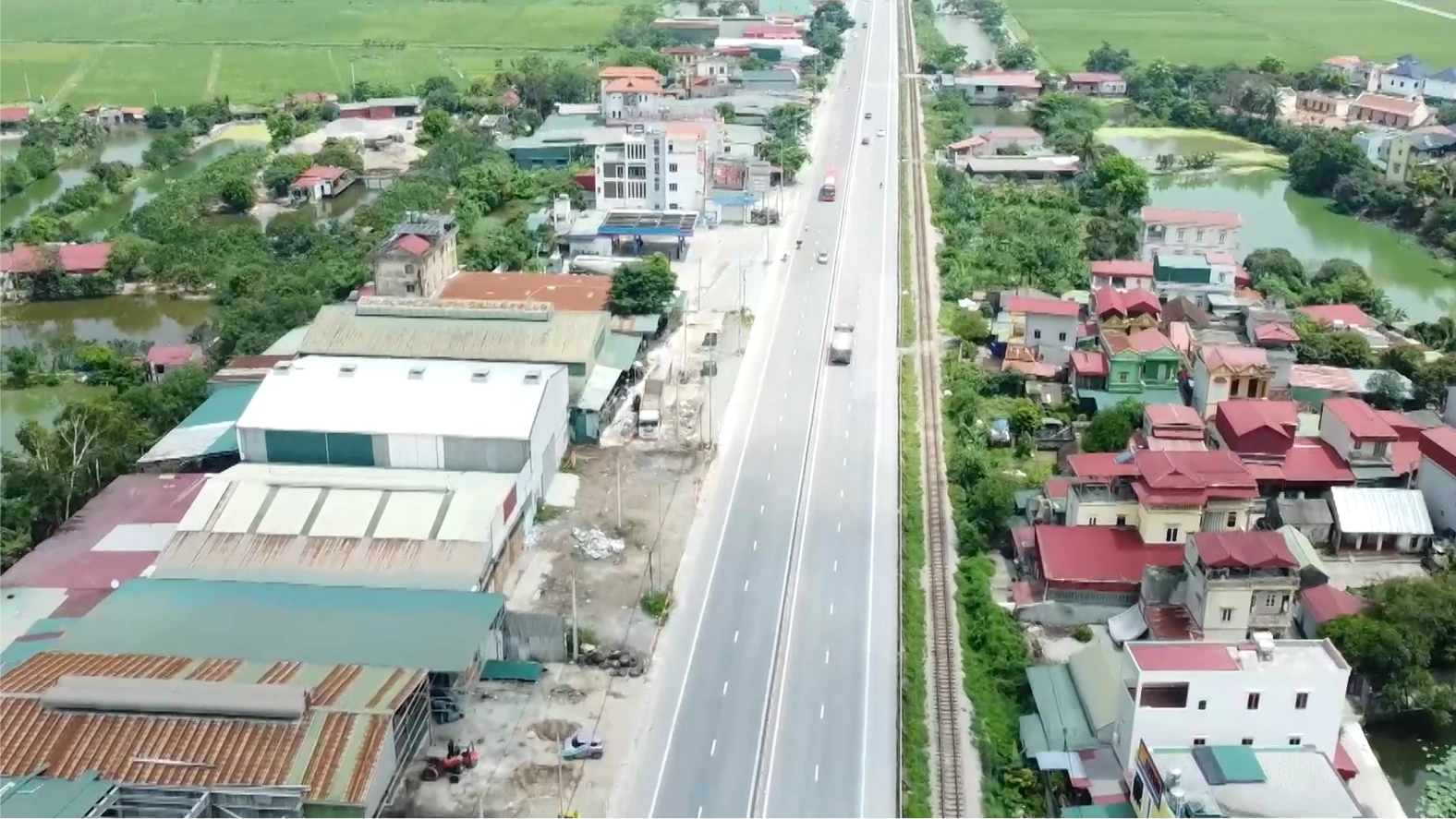 Giá đất dọc trục metro Văn Cao - Hòa Lạc phân hóa mạnh