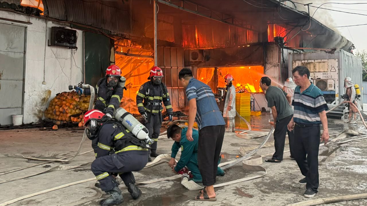 Kịp thời dập tắt đám cháy tại xưởng sản xuất bánh kẹo ở xã Hương Sơn