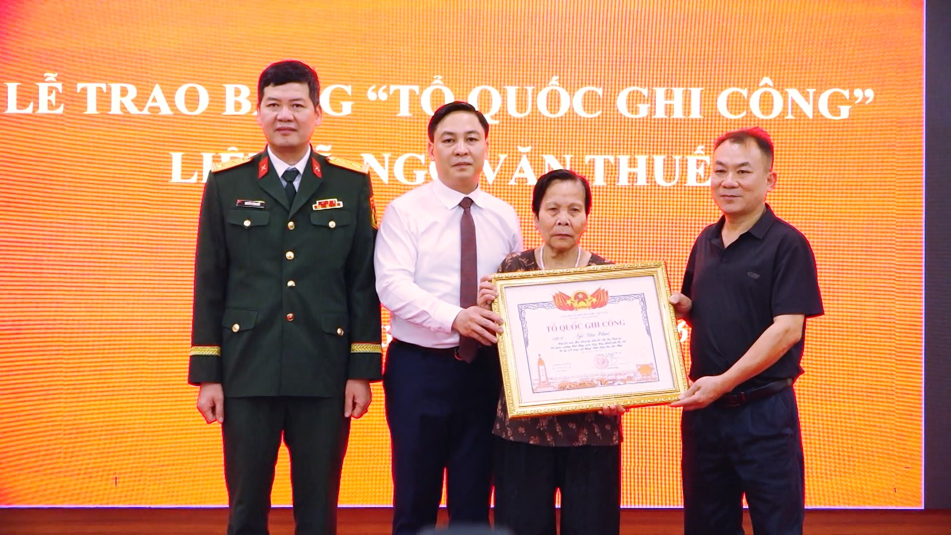Trao Bằng Tổ quốc ghi công liệt sĩ Ngô Văn Thuế