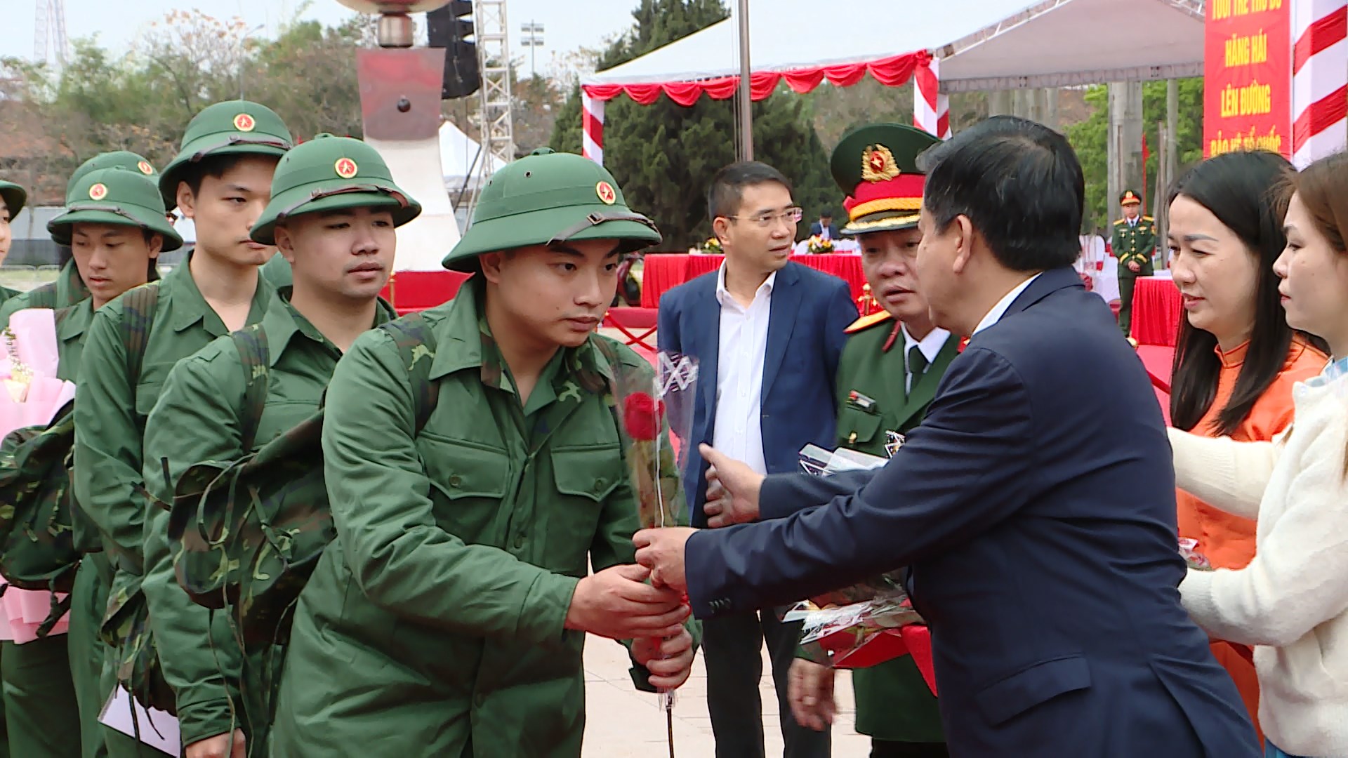 380 công dân của 15 phường hăng hái lên đường nhập ngũ