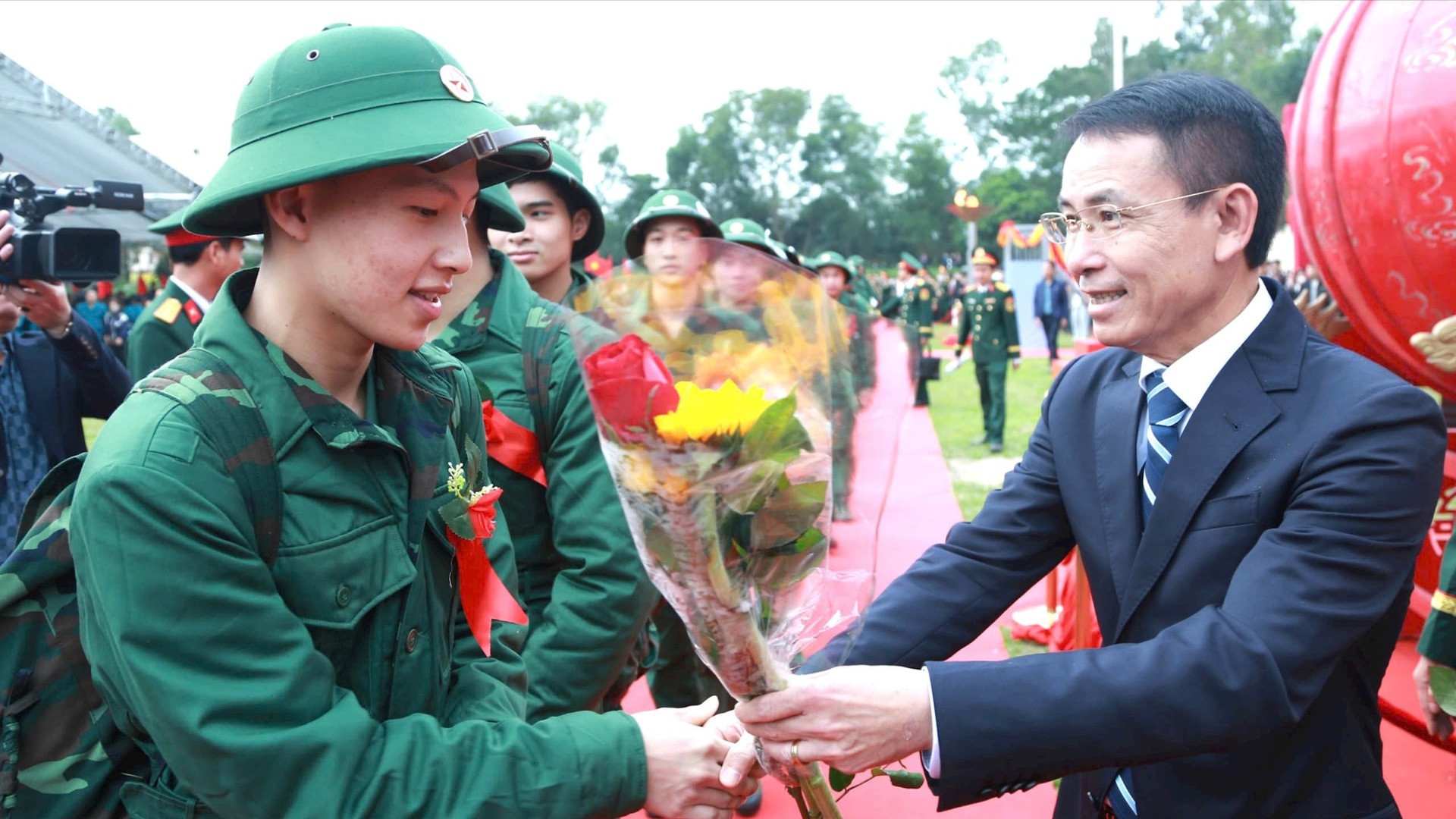 300 tân binh tình nguyện viết đơn lên đường nhập ngũ