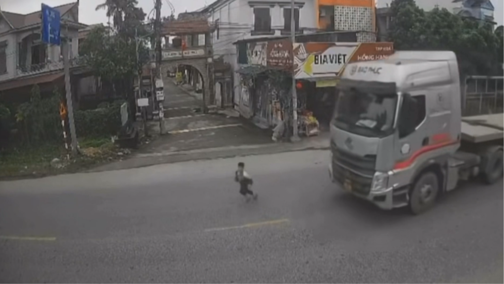 Nguy hiểm khi trẻ nhỏ bất ngờ chạy qua đầu ô tô