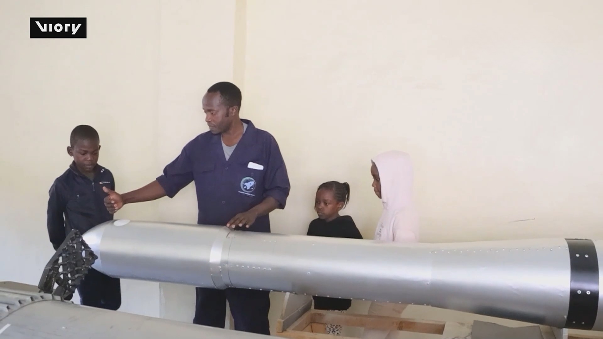 Nhà sáng tạo mô hình tên lửa truyền cảm hứng cho trẻ em Kenya