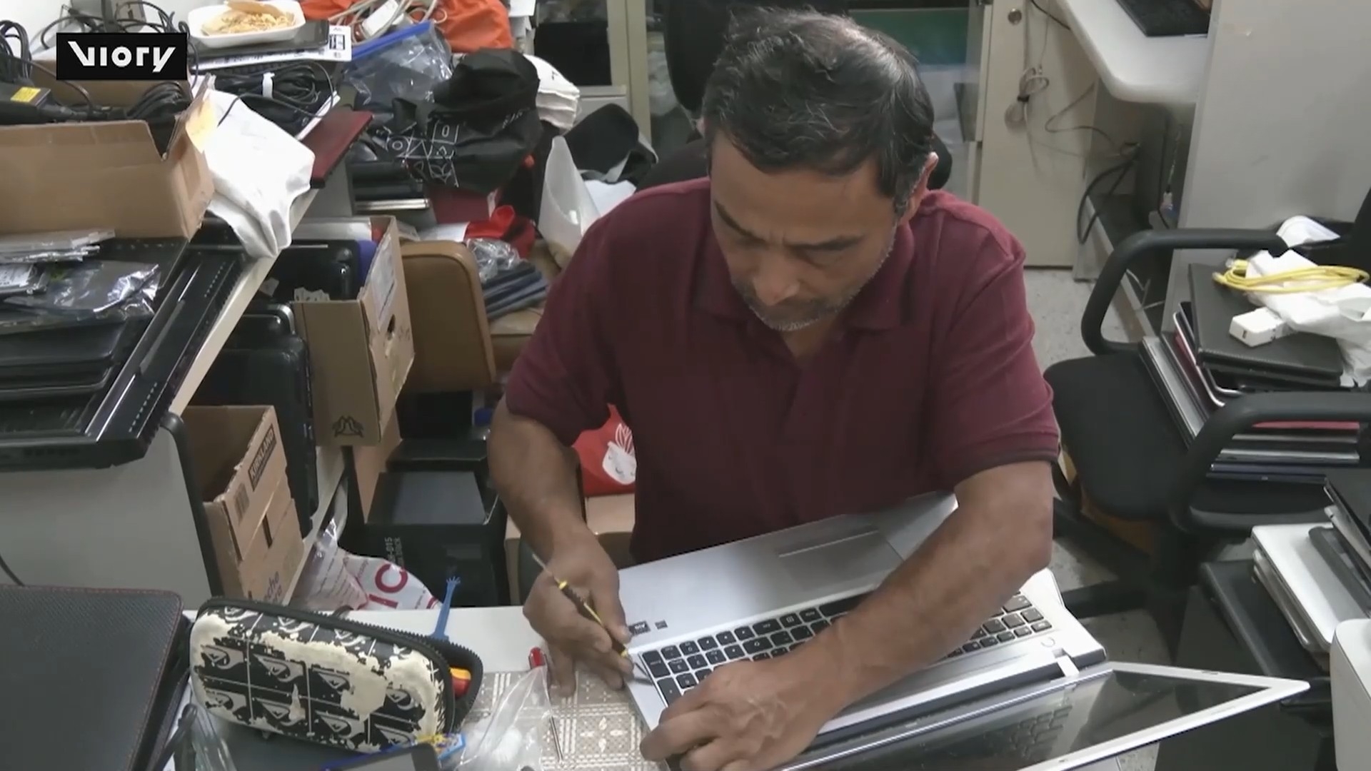 Mexico: Giáo sư đại học sửa máy tính để tặng sinh viên