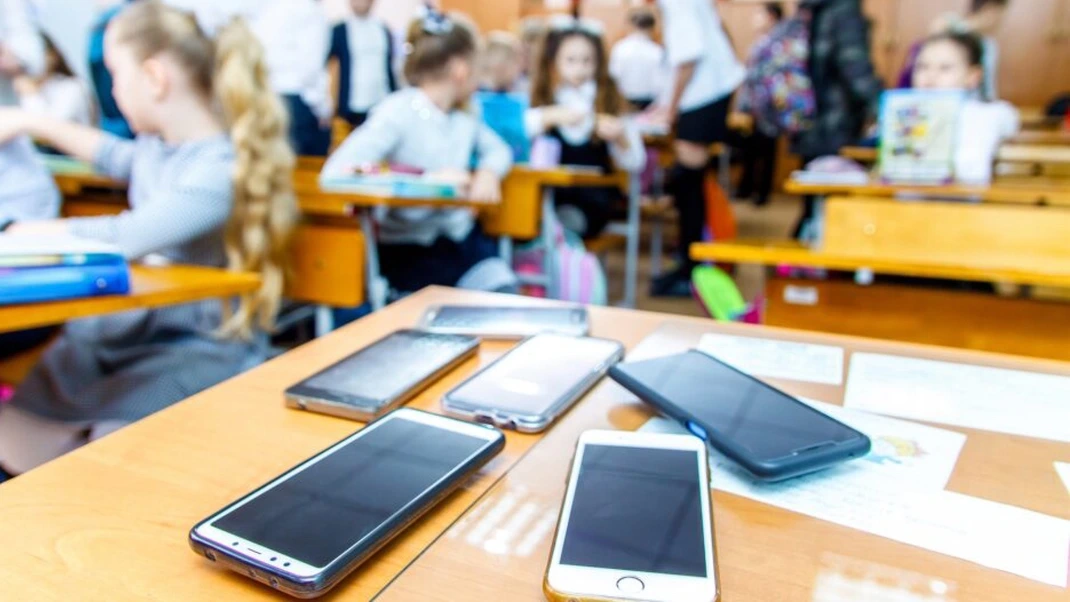 Chile bắt đầu lệnh cấm sử dụng điện thoại trong trường học