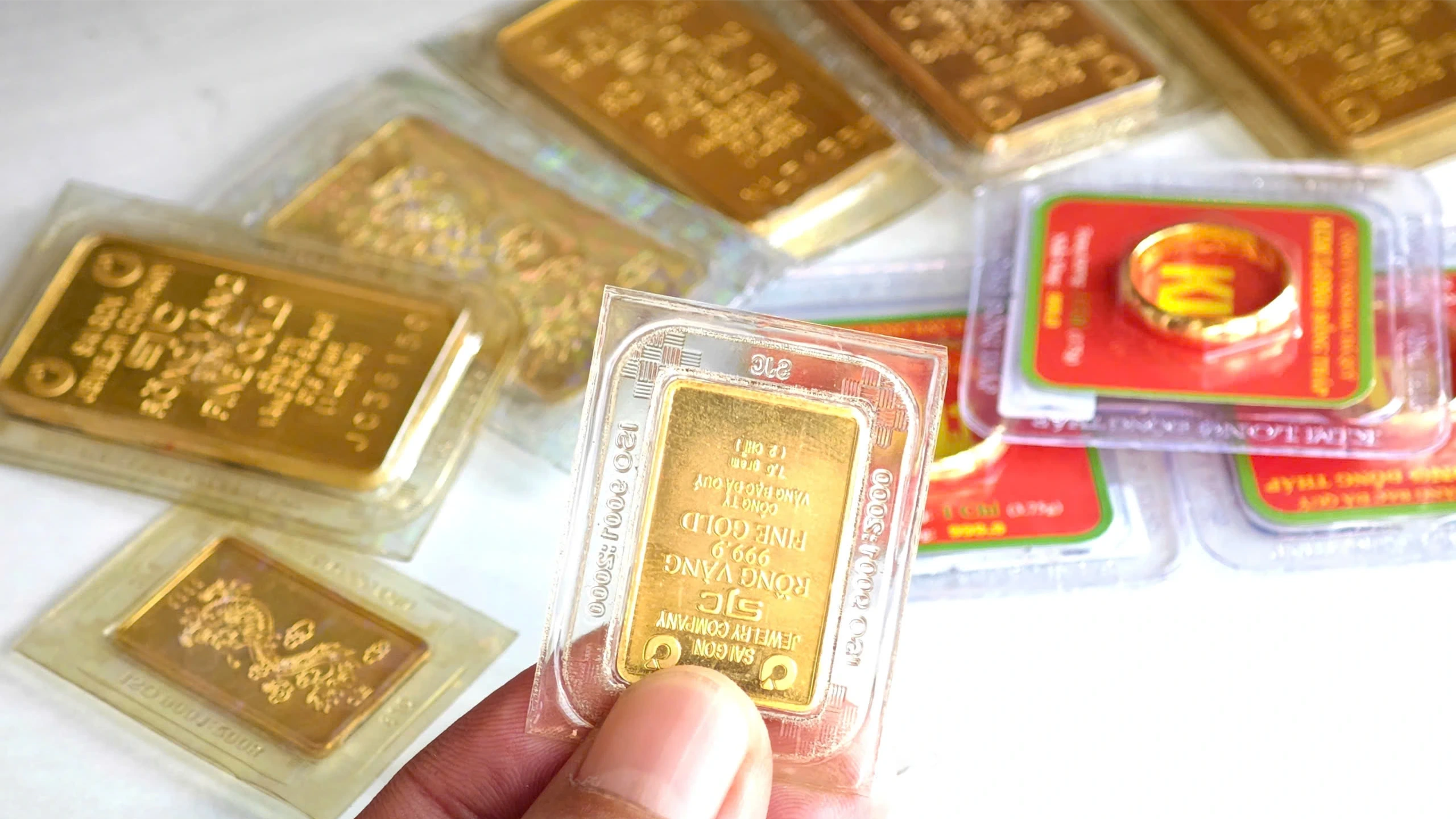 Giá vàng trong nước đồng loạt giảm mạnh