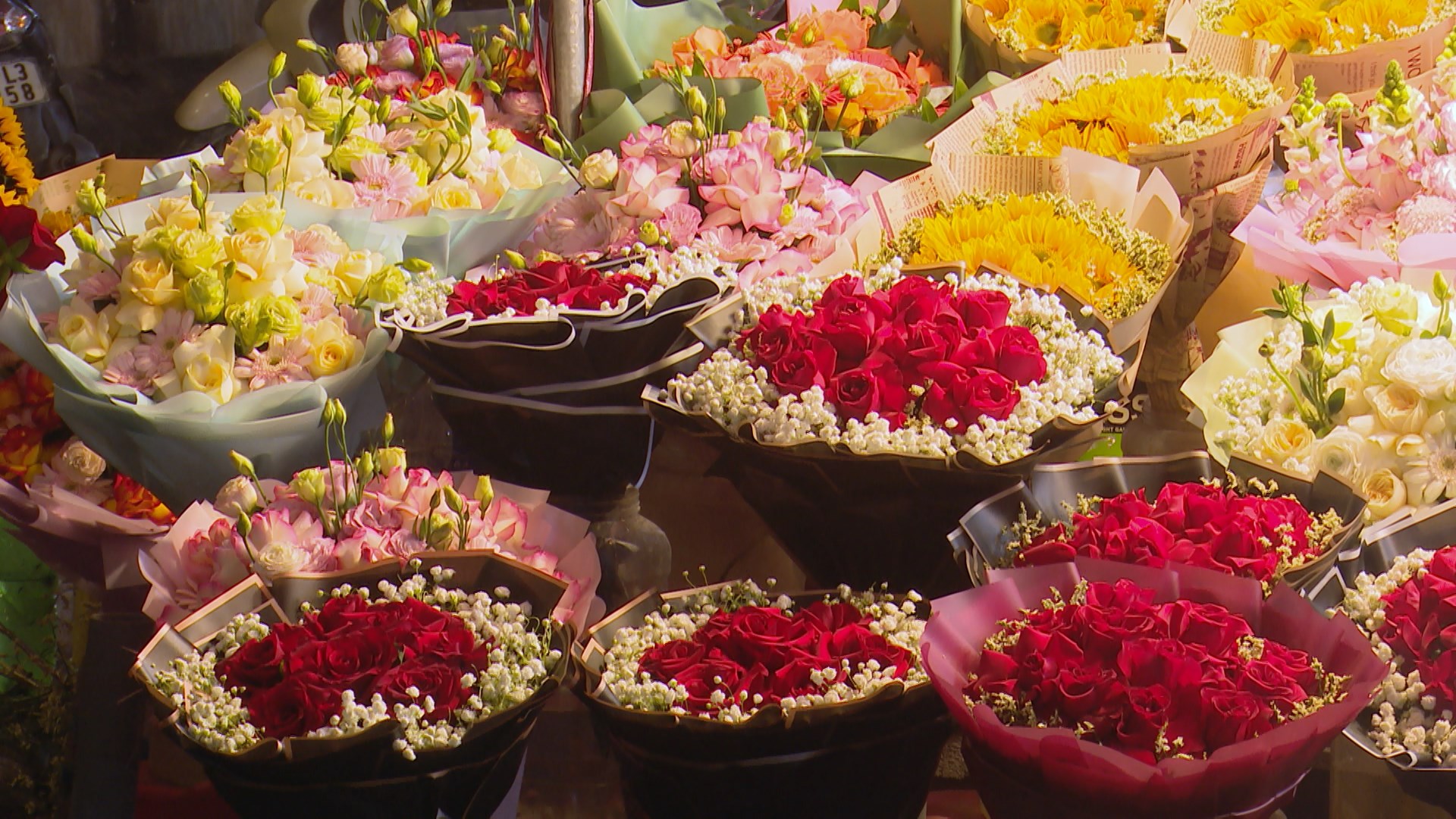 Rực rỡ sắc hoa tại chợ hoa Quảng Bá