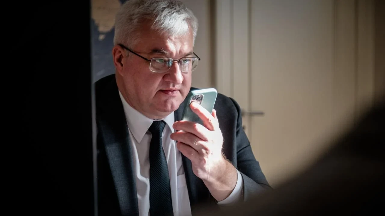 Ukraine tố Hungary bắt giữ 7 nhân viên ngân hàng trái phép