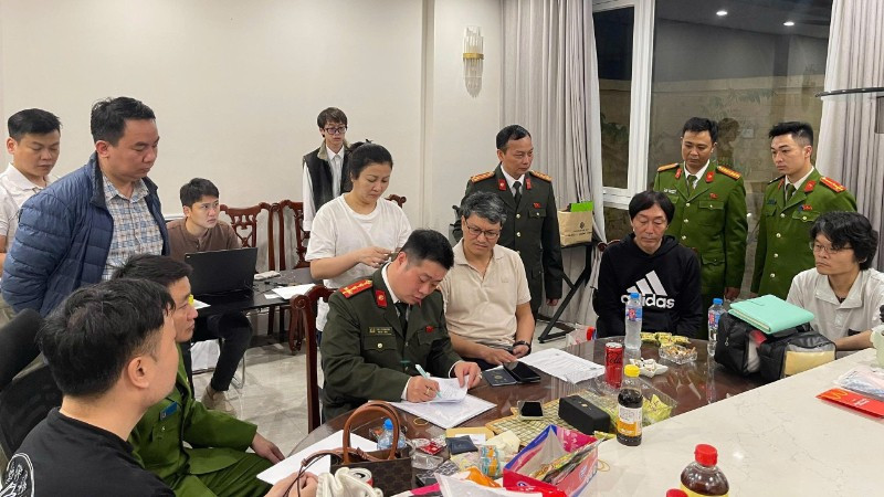 Phá ổ nhóm giả danh cảnh sát lừa đảo xuyên quốc gia