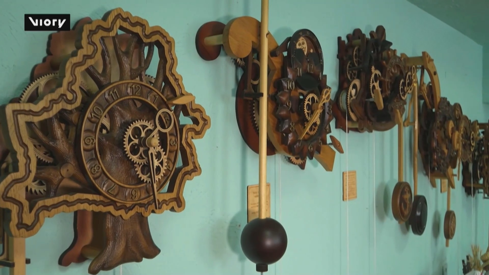 Nghệ nhân Belarus chế tạo đồng hồ cơ hoàn toàn bằng gỗ