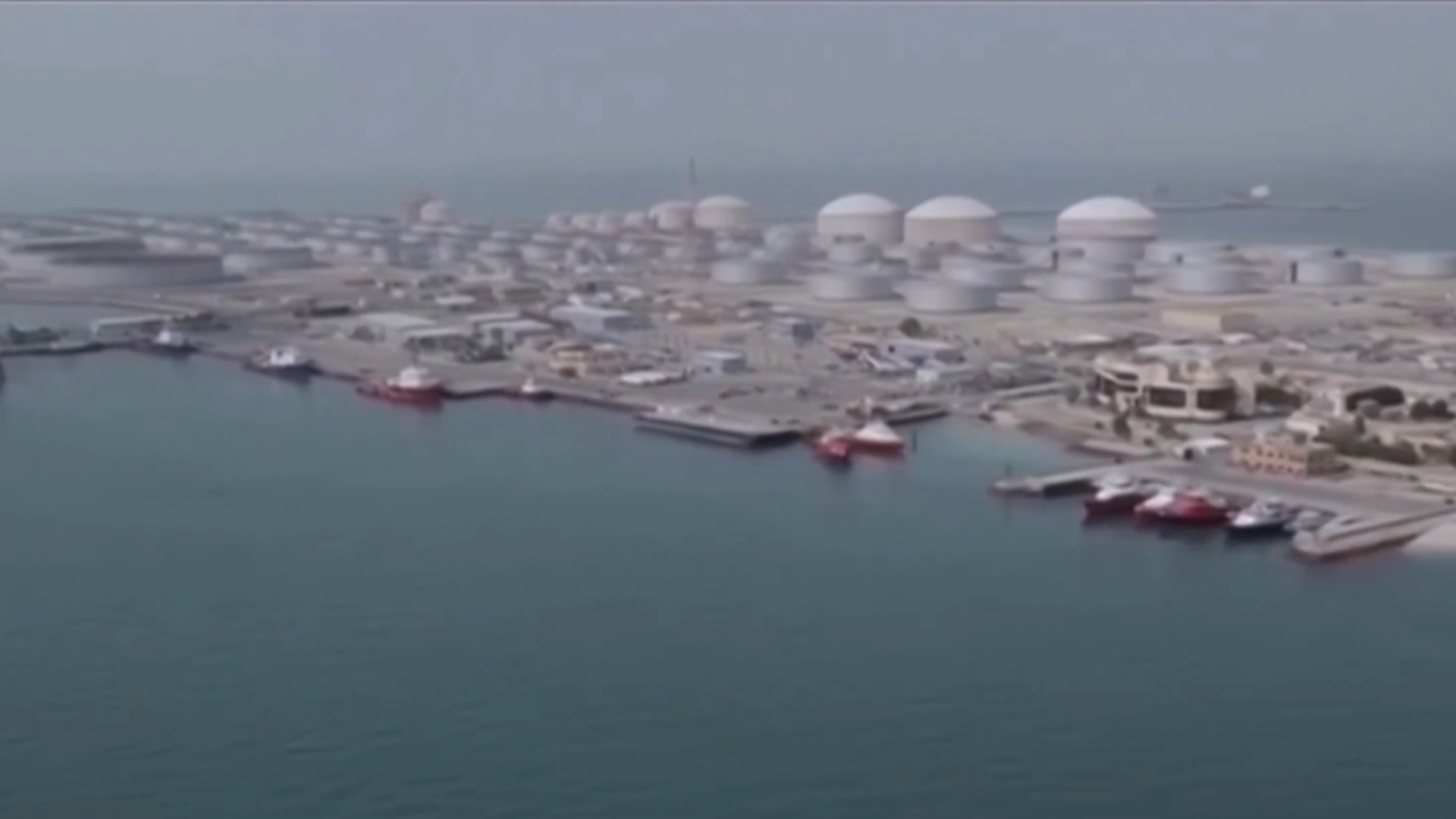 1.000 tàu thuyền vẫn đang mắc kẹt tại eo biển Hormuz