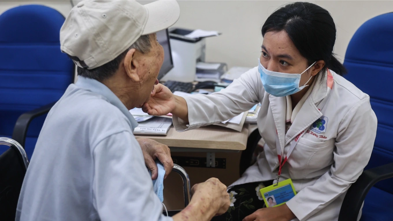 Người bệnh mạn tính có thể đến khám sớm hoặc muộn hơn 1-2 ngày

