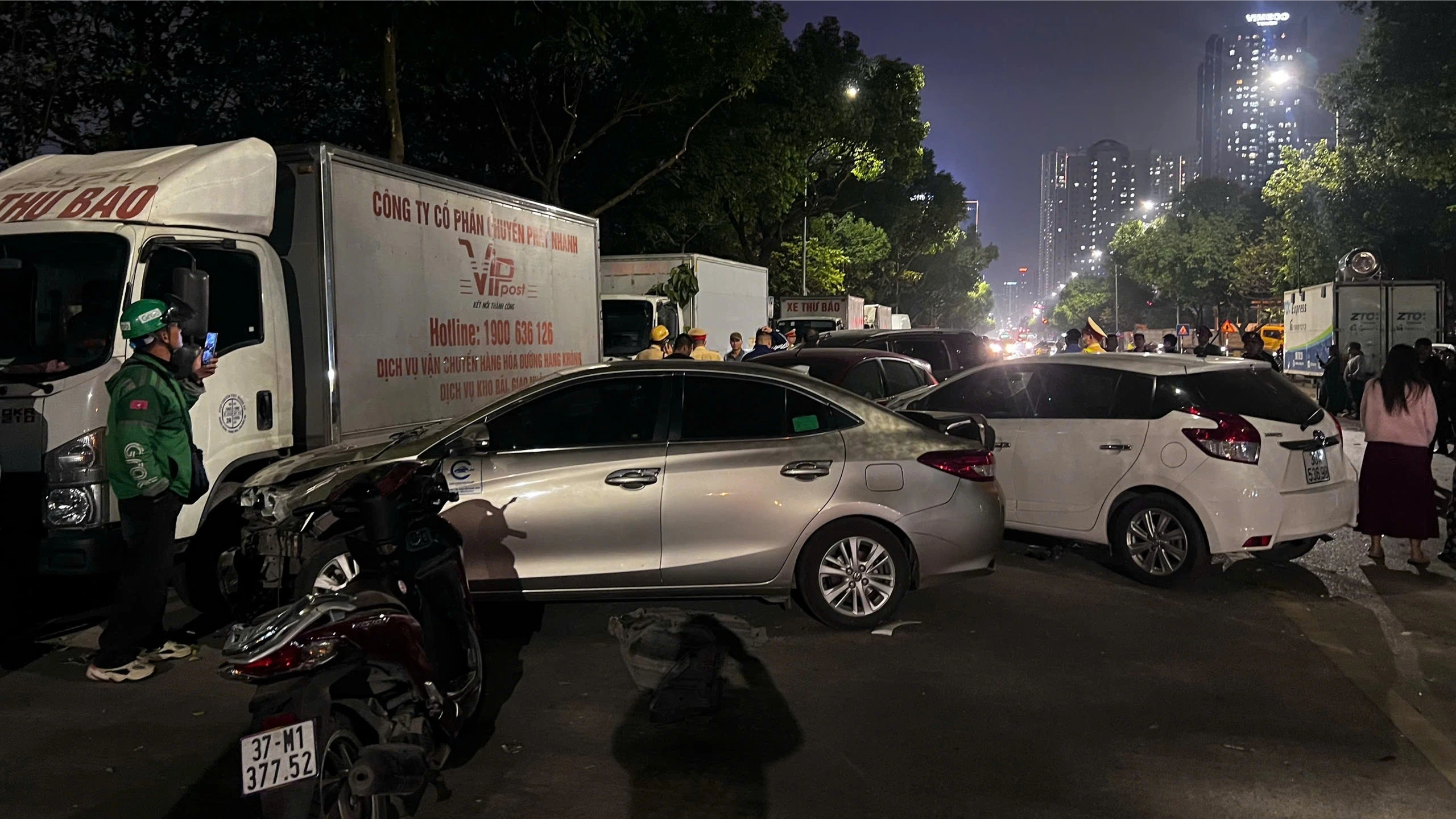 Ô tô mất lái gây tai nạn liên hoàn trên đường Nguyễn Chánh