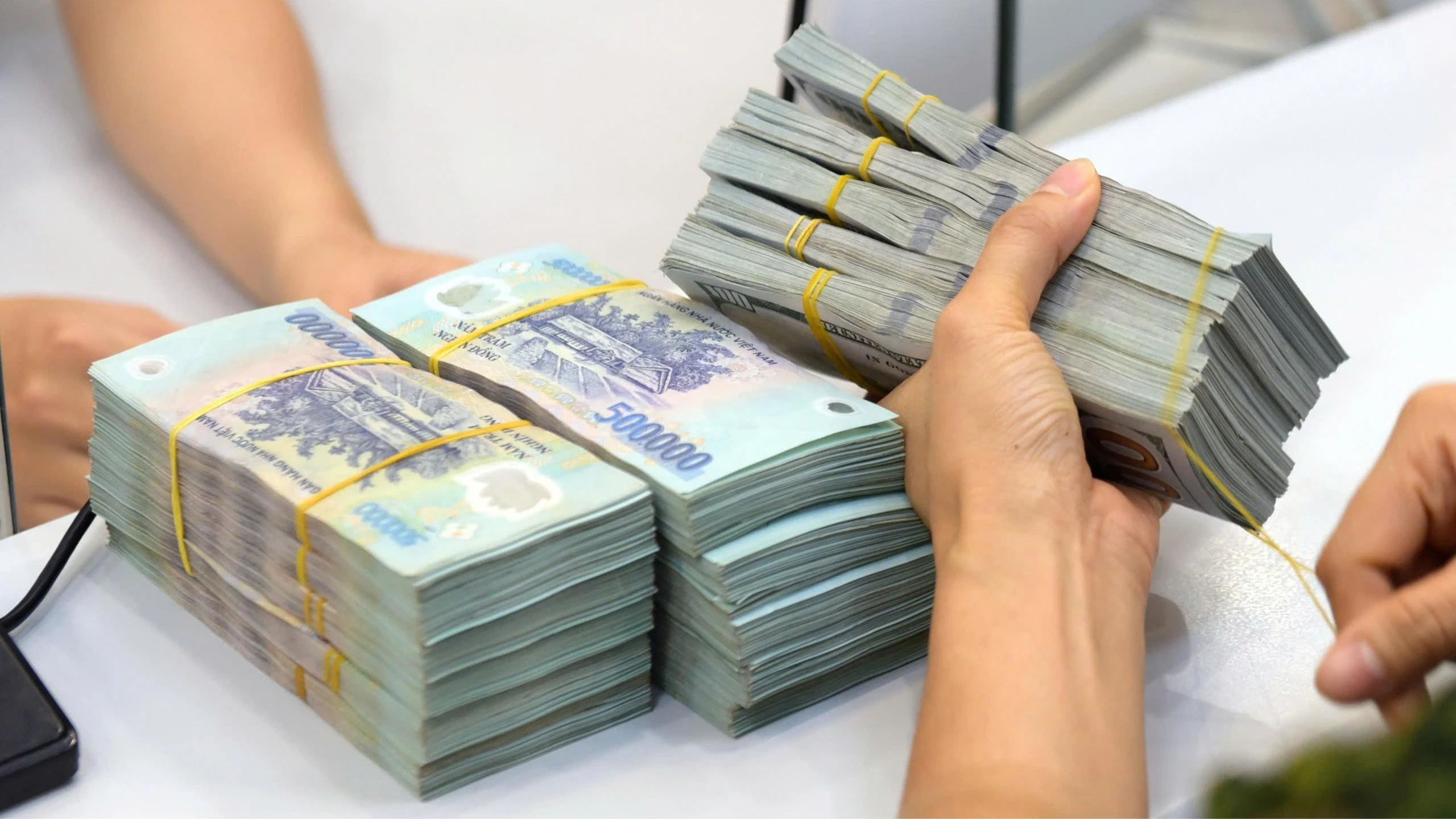 Tiền gửi ngân hàng vẫn tăng mạnh