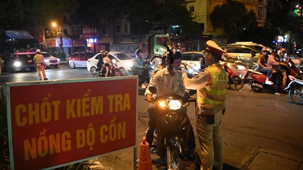 CSGT xử lý nồng độ cồn xuyên đêm, cảnh báo tai nạn
