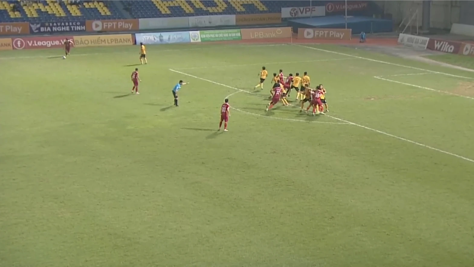 CLB Hồng Lĩnh Hà Tĩnh thắng ở những phút bù giờ