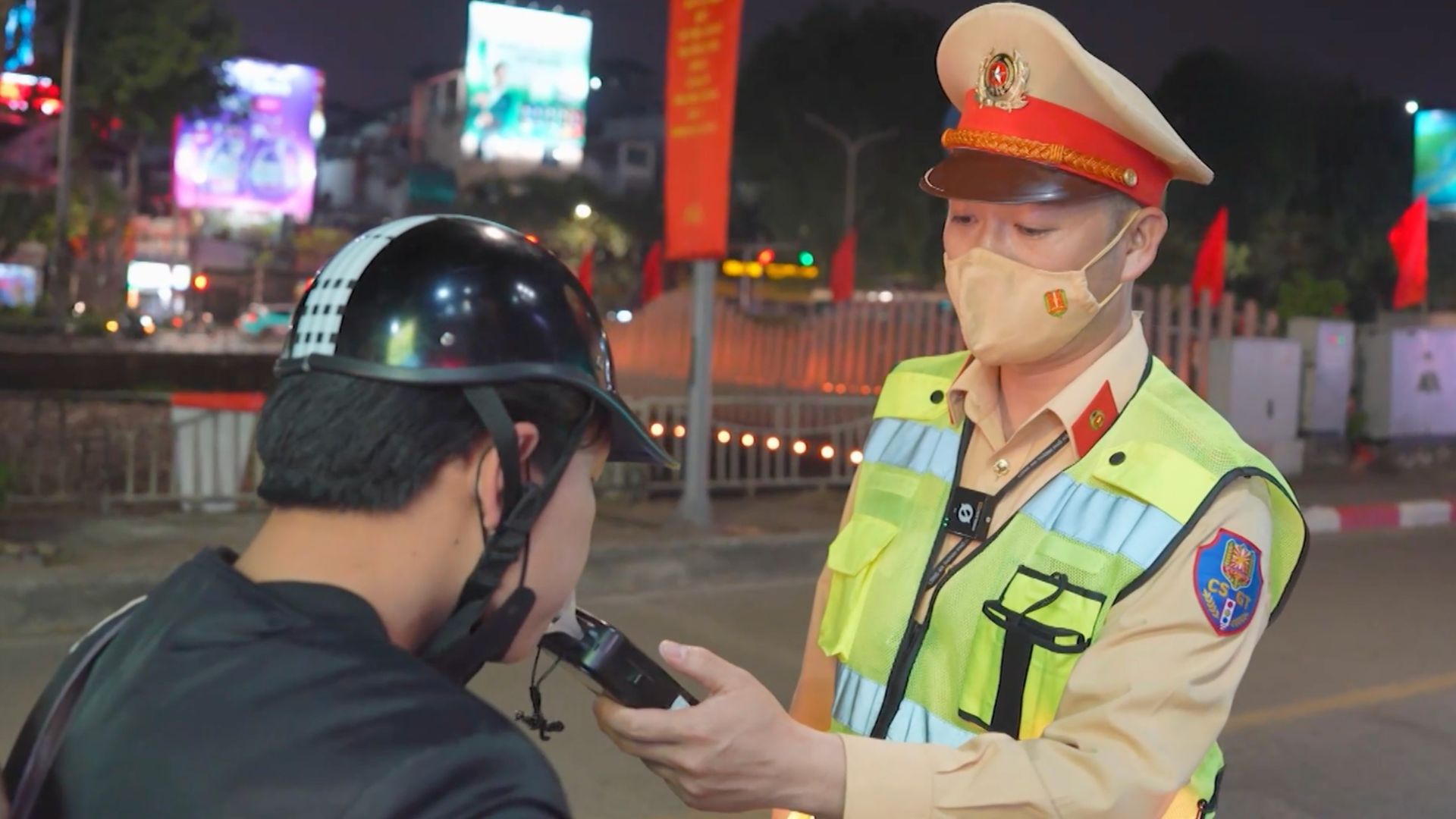 CSGT Hà Nội hóa trang để kiểm tra nồng độ cồn