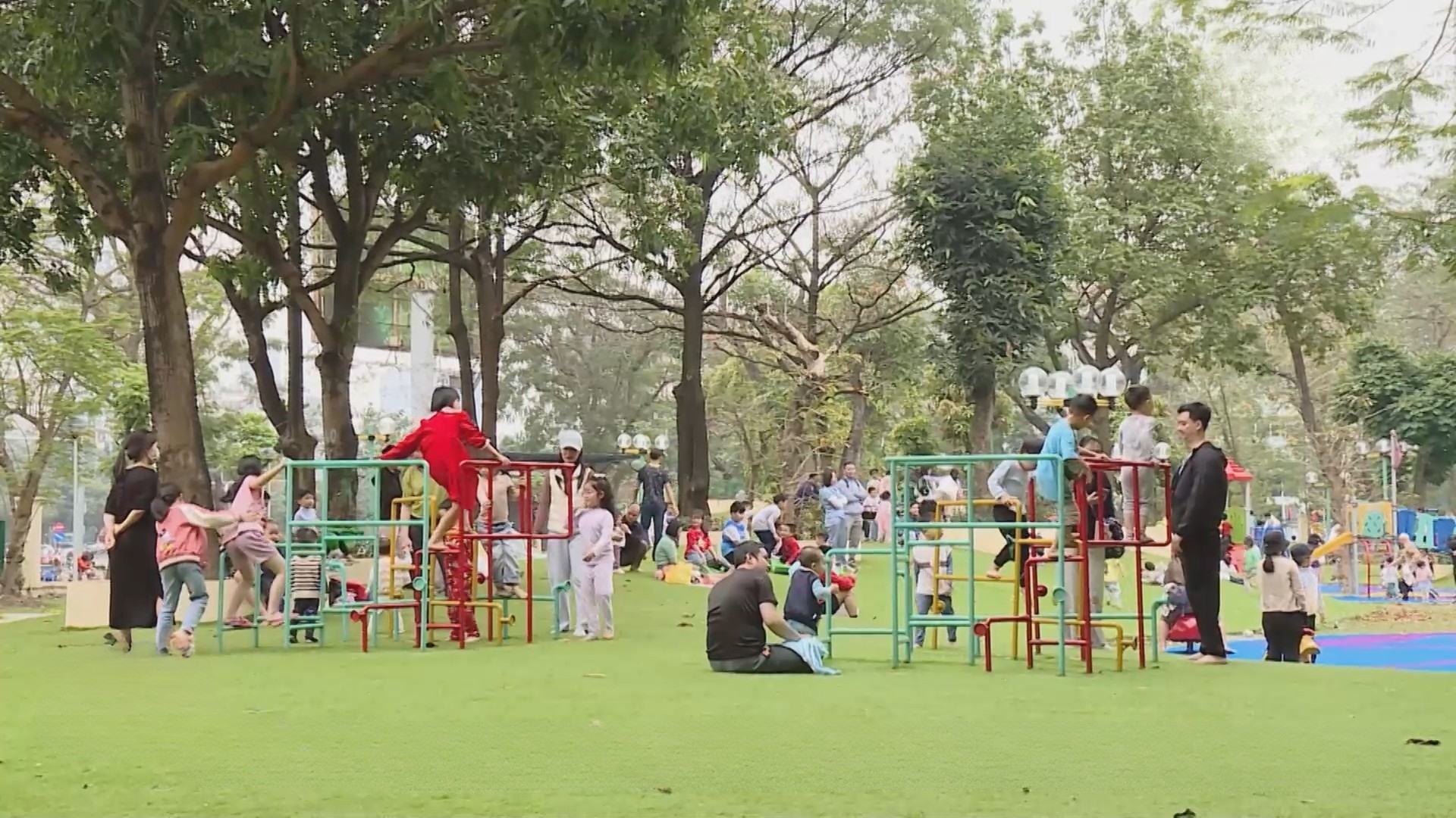 Khi công viên hạ rào