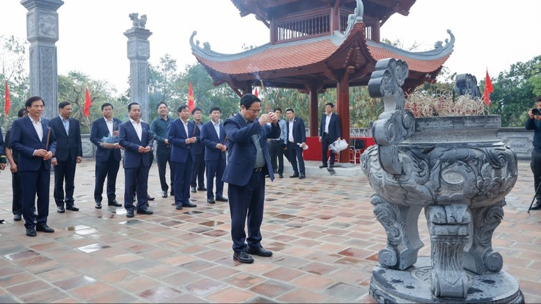 Thủ tướng dâng hương tưởng niệm Chủ tịch Hồ Chí Minh và các Anh hùng liệt sĩ tại Điện Biên