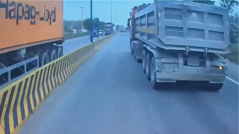 Xử phạt tài xế xe ben che biển số, chèn ép xe khác