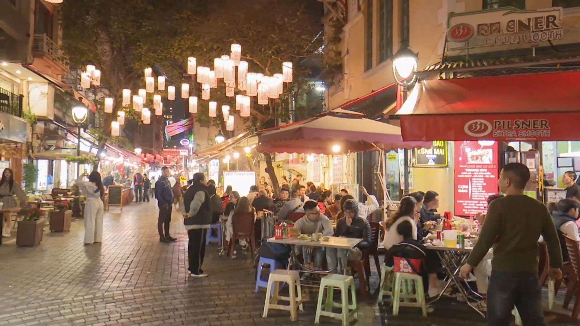Nhịp sống về đêm của giới trẻ Thủ đô