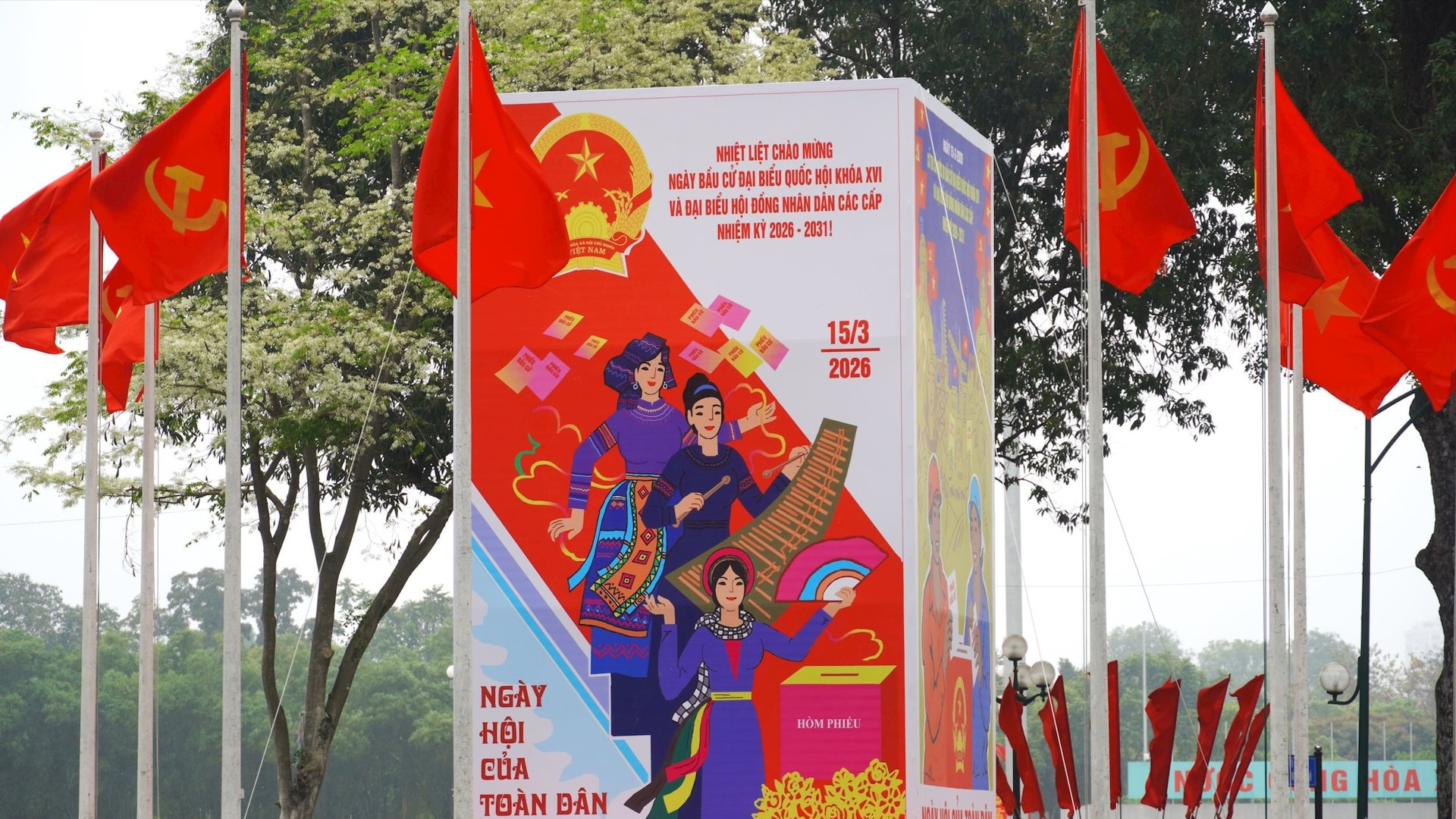 Hà Nội rực rỡ cờ hoa chào ngày bầu cử