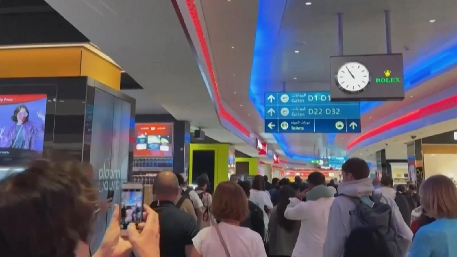 Các sân bay ở UAE nối lại hoạt động một phần