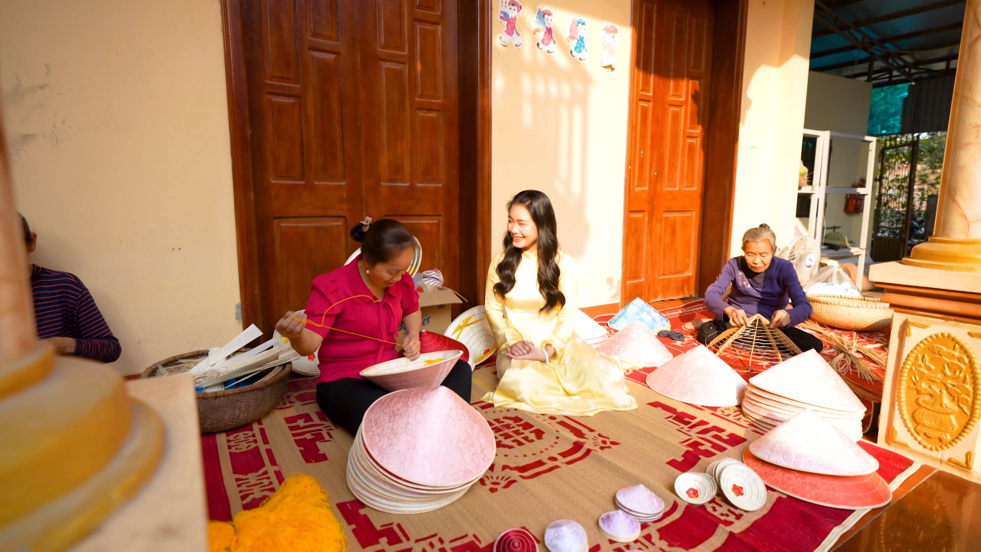 Giữ lửa nghề nón lá làng Chuông