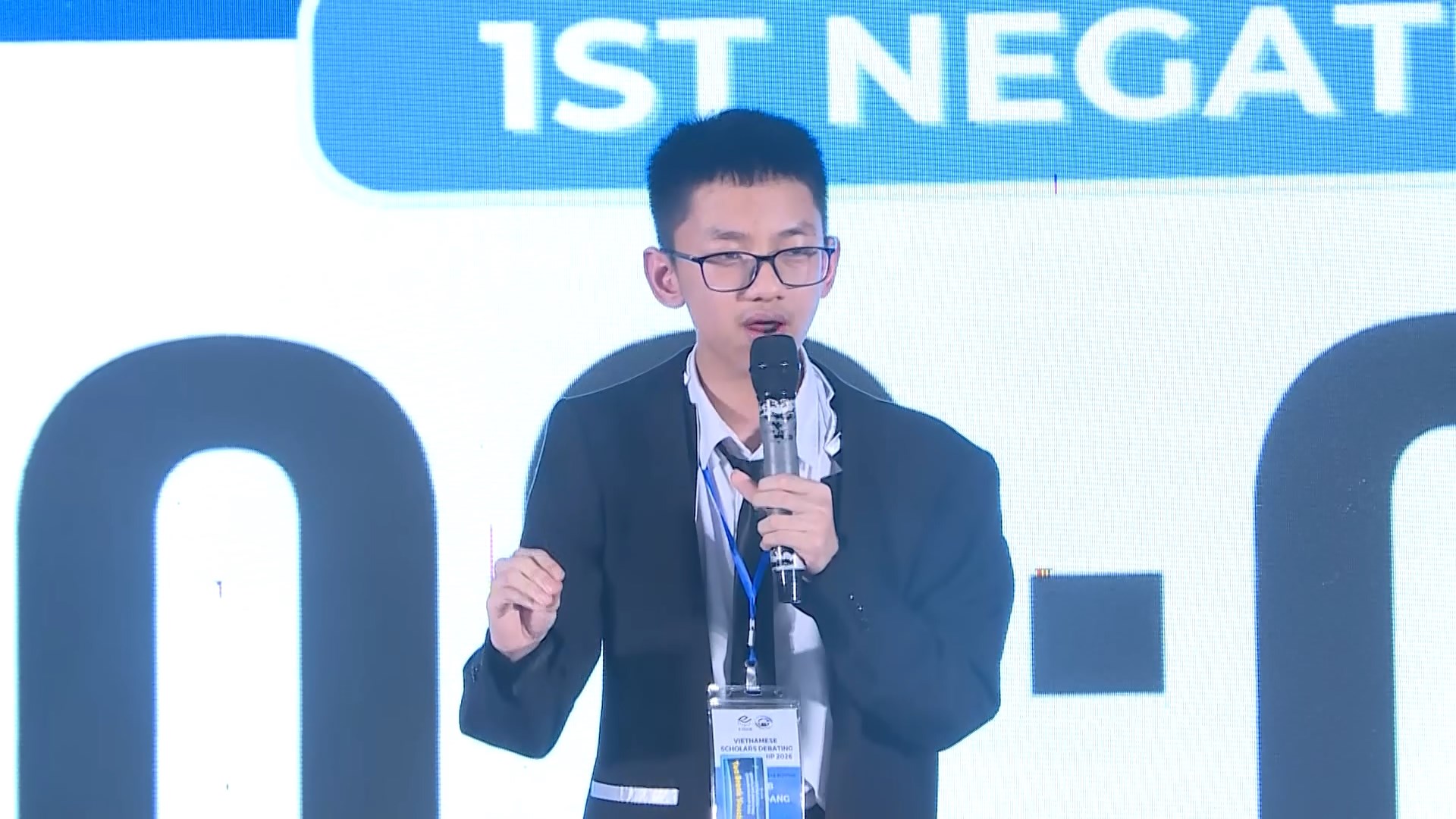 Giải đấu tranh biện tiếng Anh thu hút nhiều học sinh tham gia