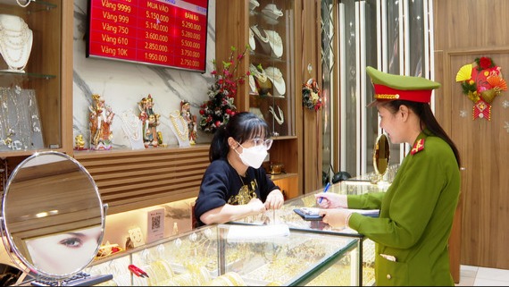 Cảnh báo an ninh từ các vụ cướp tiệm vàng