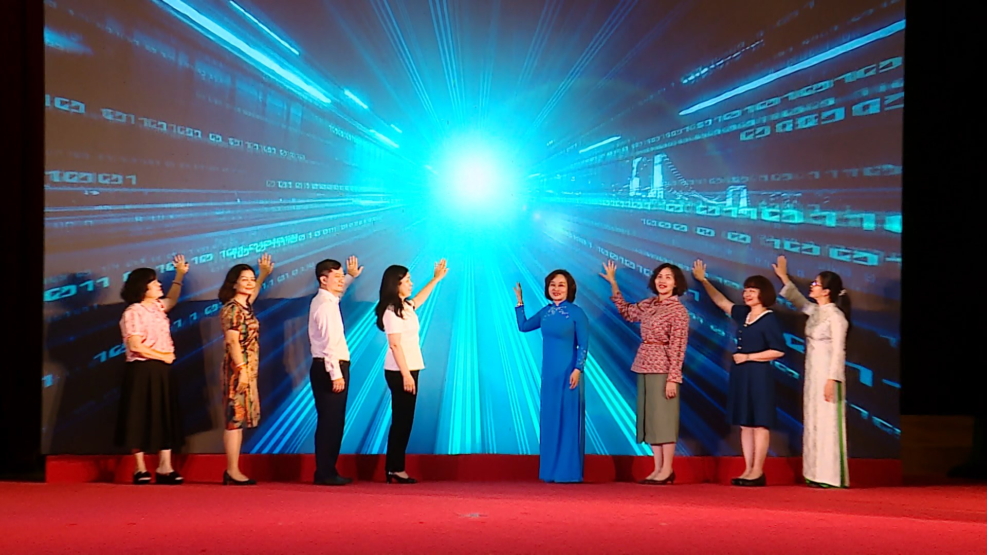 Phụ nữ Thủ đô ứng dụng công nghệ chuyển đổi số trong kinh tế tập thể