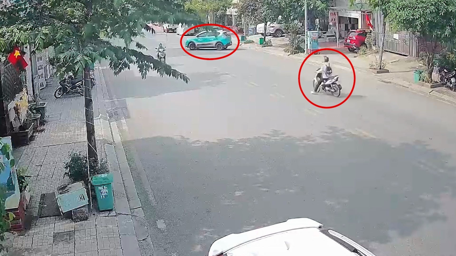 Không kiểm soát tốc độ, học sinh lao thẳng xe máy vào taxi